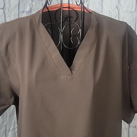 CARHARTT Cross Flex Women's Y Neck Brown Scrub Top Medium - Picture 2 of 10